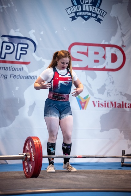 Issy Dowling preparing to deadlift